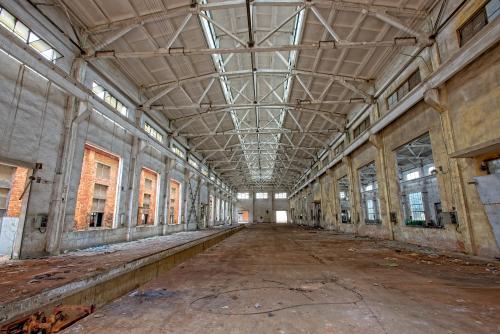 工业区里废弃的钢架结构车间工厂厂房内部